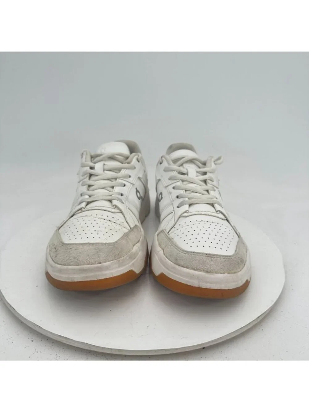 On The Roger Clubhouse Swiss Engineering Women Sz 9 3WF10430924 White Ivory Shoe